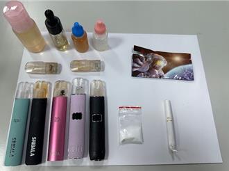 三峽女吸完喪屍菸彈毒駕睡路旁   遇檢突加速險撞警