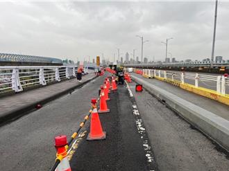 新北大橋瀝青剝落釀連環摔車4人傷 工務局致歉承諾追責