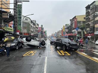 自撞路邊機車、變電箱翻車釀大停電　休旅車駕駛脫困稱：閃車打滑