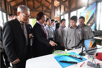 彰化在地企業捐贈4千台 國中小班班都有實物投影機