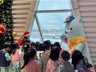 高雄3國小百名學子獲頒獎助學金 還進機場看飛機超興奮