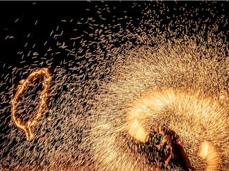 屏東落山風藝術季太震撼！4米高火焰巨人強勢登場