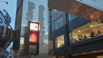 影》平安夜高雄中央公園熱鬧開唱 聖誕老人守護行人過馬路