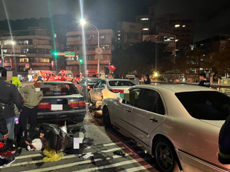 賓士駕駛突昏迷連環撞 6車撞成一團！釀1輕傷1命危