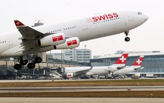 滑充氣梯逃生！瑞航空巴冒煙迫降奧地利 1人送ICU