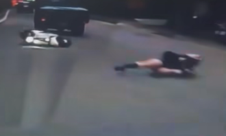 小貨車突切入！「長靴妹」自摔滾數圈 網心疼：美腿好痛