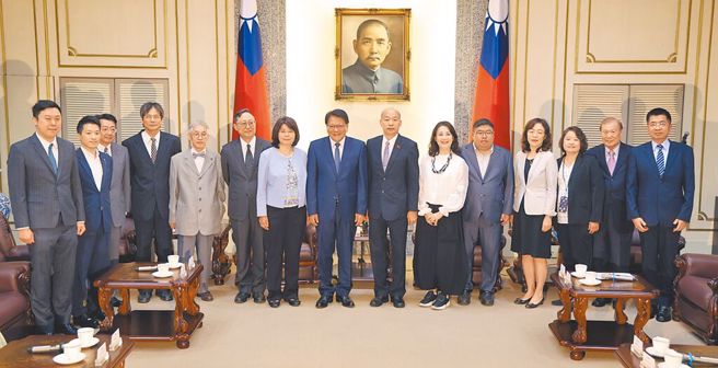 大法官人事24日将表决，由于宪诉法修正案已三读通过，大法官人事牵动朝野攻防。沈政男质疑对此释宪是球员兼裁判的荒谬。图为总统府秘书长潘孟安(右8)10月带7名大法官被提名人拜会立法院长韩国瑜(右7)。（示意图／资料照）