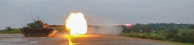 M60A3戰車實彈射擊，展現熾盛火力。（記者林睿奕攝）