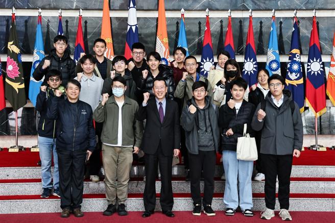  臺湾大学国家安全暨战略研究社师生昨日参访国防部博爱营区，经由导览人员的详细解说，了解国军建军歷史及各式装备研改歷程。期间，国防部长顾立雄也亲切与师生合影，并期许同学们在此次的参访活动中能够有所收穫，对国防事务有更进一步的认识。（记者刘宸玮摄）