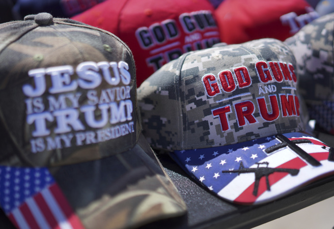 川普新的任期很可能比上一次更加随心所欲，图中川普支持者戴的帽子上写着「耶稣是我的救主，川普是我的总统」。（图／美联社）