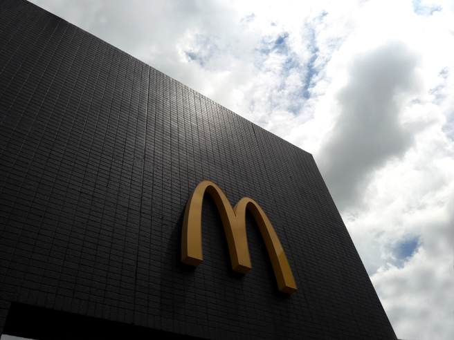 北市麦当劳某分店爆出前主管利用排班权利，性侵17岁少女长达1年，造成轻生死亡，引起网友愤怒。（示意图，shutterstock／达志）