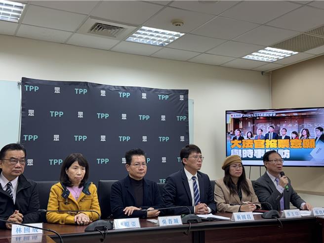 立法院今（24）日将行使7名大法官同意权案表决，稍早民眾党团总召黄国昌表示，民眾党会放行一人，全党团将团进团出投票。（李奇叡摄）