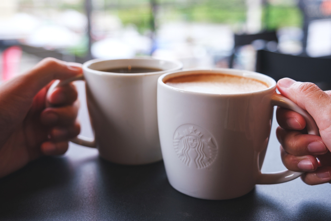 今天上午11點到晚上8點至星巴克門市，可享買1送1優惠。（圖：shutterstock／達志）