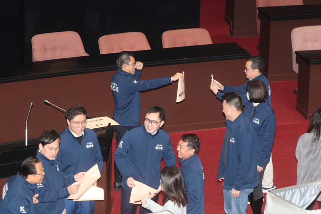 立法院24日行使7名大法官同意权案表决，国民党团倾向全面封杀，国民党籍立委在投票前高喊拒绝癈死大法官，并互相拍照。（陈君玮摄）