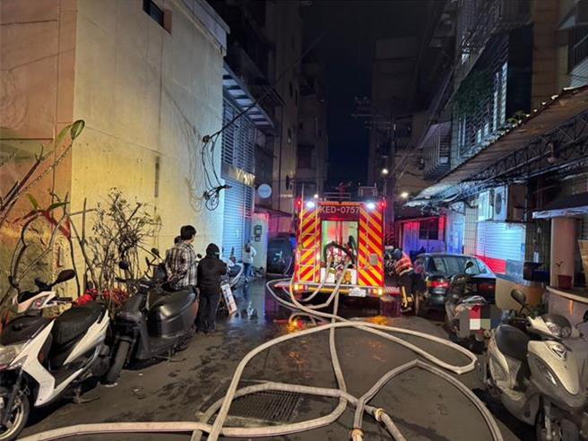板桥三民路二段巷内凌晨发生公寓火警，3人送医。（新北消防局提供）