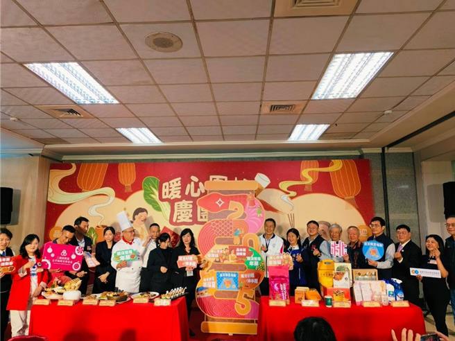 「2025桃園年貨大街」將於明年1月11日（六）至28日（二）在南門市場旁登場，主打「最食安」的年貨大街，所有食材都會經過3次核酸檢測，確保安全，圖為12月初的年菜圍爐記者會。（經發局提供／蔡依珍桃園傳真）