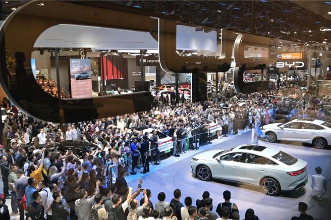 北京国际汽车展览会上，参观者在比亚迪品牌展台参观。（摘自新华社）