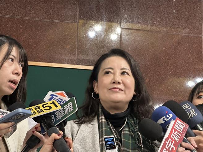 吴思瑶今早在党团会议前受访。（杨亚璇摄）