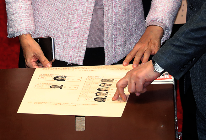 立法院24日行使7名大法官同意权案表决，民进党立法院党团总召柯建铭对刘静怡投下不同意票。（陈君玮摄）