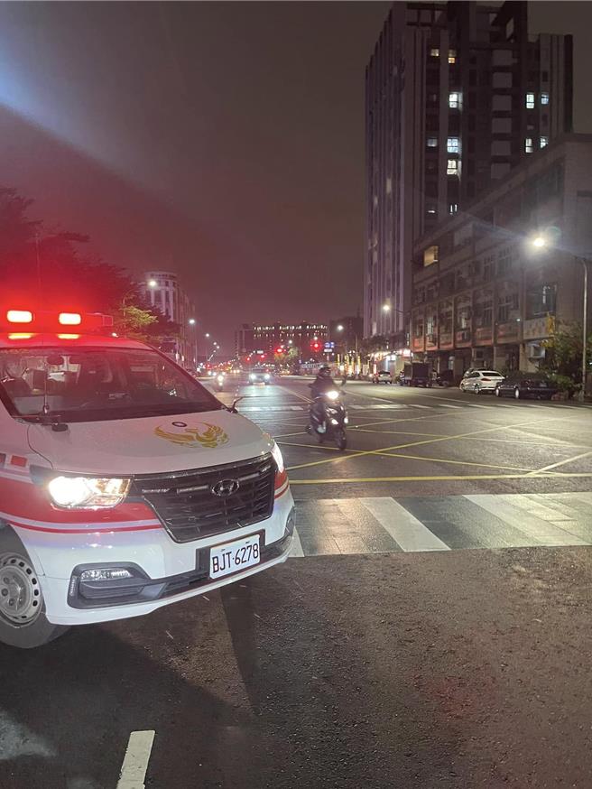 鳳山區一處無號誌路口23日發生機車與行人碰撞車禍，讓當地里長、民代不滿說該路口車禍不斷，爭取設紅綠燈多年都遭敷衍，怒轟「要死人才裝嗎？」。（翻攝自保安里里長謝昆政臉書／任義宇高雄傳真）