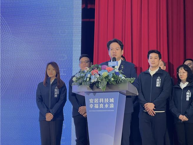 新竹市政府24日举办市政团队施政两周年感恩记者会，代理市长邱臣远今在记者会中细数2年来市府团队努力成果。（王惠慧摄）