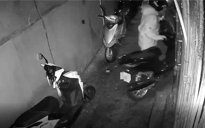 犯嫌3人将被害机车拖进小巷弄内拆除行窃。（永和警分局提供）
