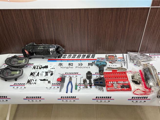 警方将犯嫌逮捕后，于仓库查扣机车零件、工具、车牌、排气管等证物。（永和警分局提供）