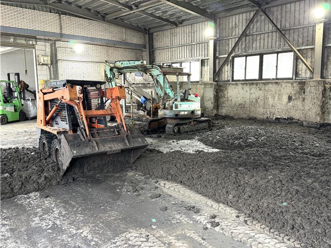 每个月全金门约有150吨的污泥都要送到金沙荣湖水资源回收中心的污泥乾燥厂加工，在乾燥过程中会产生味道。(于家麒摄)