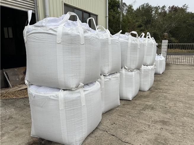 污泥经过乾燥作业后体积大幅缩小，再运往台湾处理，每年经费约可省下约1300万元。(于家麒摄)