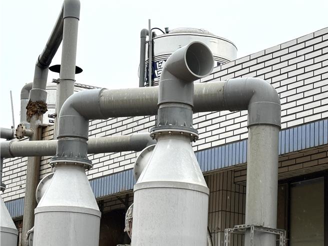 污泥乾燥作业加热过程中会产生恶臭飘向四方，附近居民深受其苦，哀喊有家归不得。(于家麒摄)