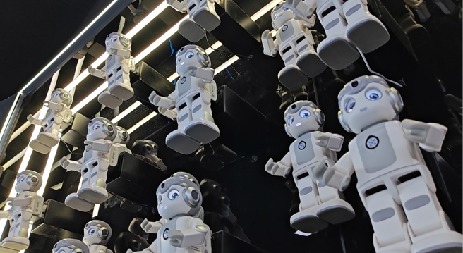 2016年，因央視春晚一夕暴紅的深圳優必選機器人，在該公司展示中心，233台機器人集體舞蹈場面壯觀。（圖／翻攝中時財知道）