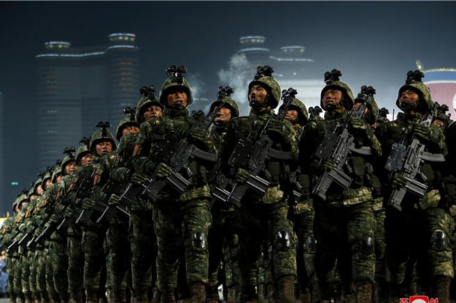 乌克兰总统泽伦斯基23日表示，据初步估计，在俄罗斯库斯克州阵亡和受伤的北韩军人人数超过3000人。图为北韩军队资料照片。（朝中社）