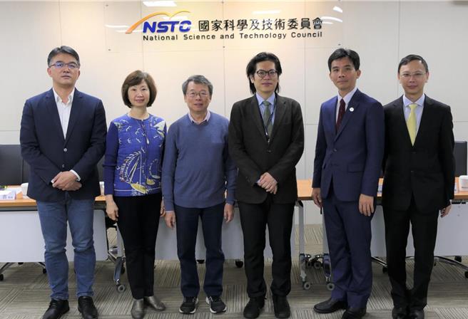 左起为：清大工程与系统科学系吴顺吉教授、高雄长庚纪念医院华瑜研究顾问、中研院分子生物研究所孙以瀚兼任研究员、国科会陈炳宇政务副主委、台大物理学系朱士维教授、台大学药理学科暨研究所潘明楷副教授。（国科会提供）