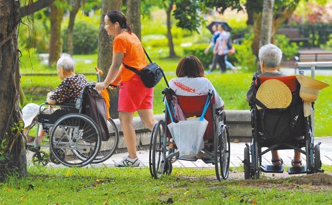 立法院24日拟审查就业服务法放宽80岁以上聘雇移工免经医疗机构专业评估。（报系资料照）