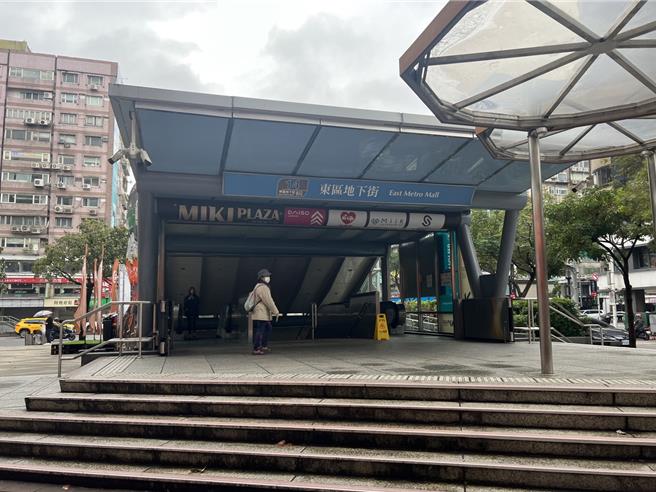 大巨蛋启用带动东区商圈復甦，但服饰店业者生意指出晚上7点后都不见人影，就算有人来也不会消费，已经快撑不住。（张珈瑄摄）