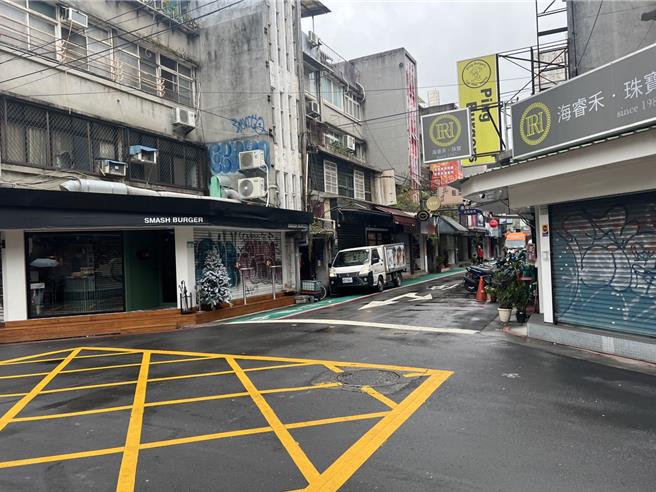 属大巨蛋外围的部分东区店家表示，并没有感觉到生意有所成长，可能比疫情严峻时好一些而已。（张珈瑄摄）