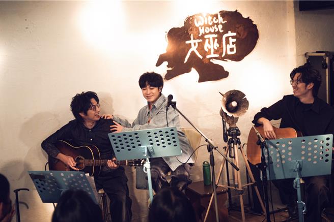  吴青峰23日起在女巫店展开6 场《如果在冬夜，一个旅人》演出。(绪风提供)