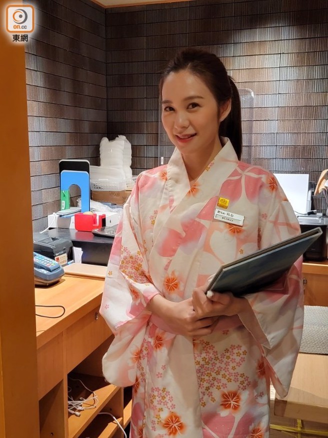 梁茵曾在日本餐厅当服务生。（图／东网）