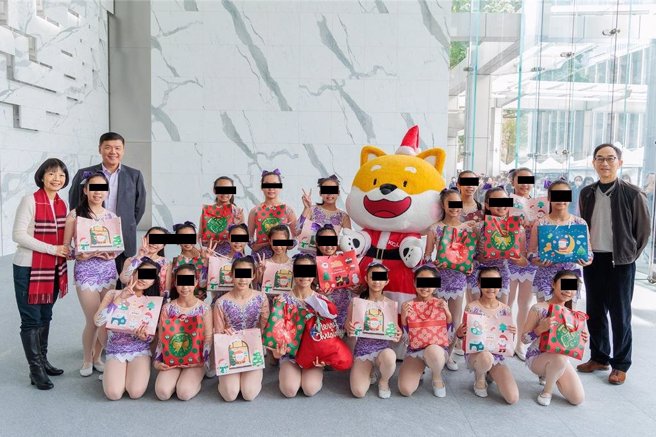 凱基公益市集熱鬧登場，凱基金控王銘陽董事長(圖右一)、凱基金控總經理楊文鈞(圖左三)與凱基人壽總經理郭瑜玲(圖左一) 與永樂國小學童歡度聖誕。（凱基提供）