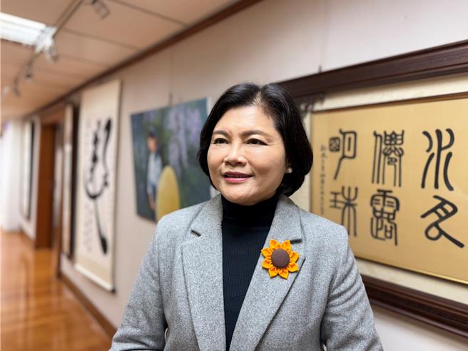 农业部23日公布公粮收购价调涨1.5元，云林县长张丽善24日表示她之前已多次呼吁调高公粮收购价格，至少要提高5元才符合成本，农民的辛苦不应该被打折。（张朝欣摄）