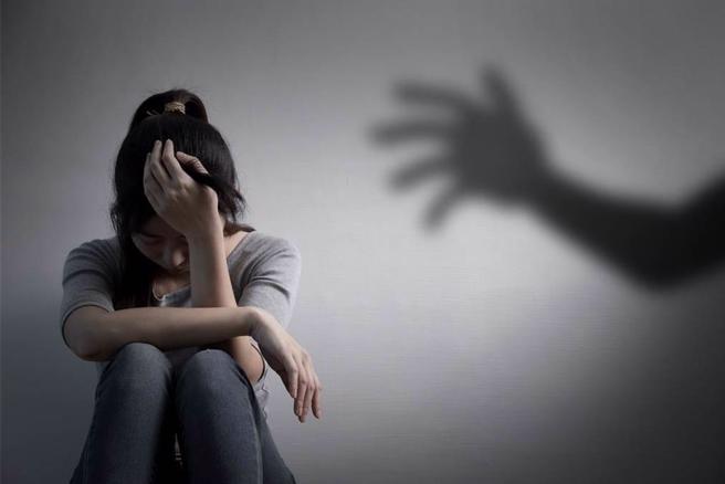 少女在麦当劳打工遭主管性侵长达一年，今年初终于离职并提告，没想到主管还打电话呛「我是富二代，妳告不赢的」。（图：shutterstock／达志）