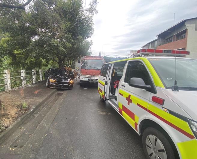 台中市北屯區今天上午發生一起死亡車，女騎士摔落約6米深邊坡，送醫仍傷重不治。（翻攝畫面）