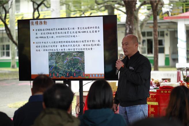 苗栗县政府工务处副处长许家诚(右一)表示，第一期完工路段为通霄交流道（3K＋600）至乌眉国中（4K＋900），全长1.4公里。(吕丽甄摄)