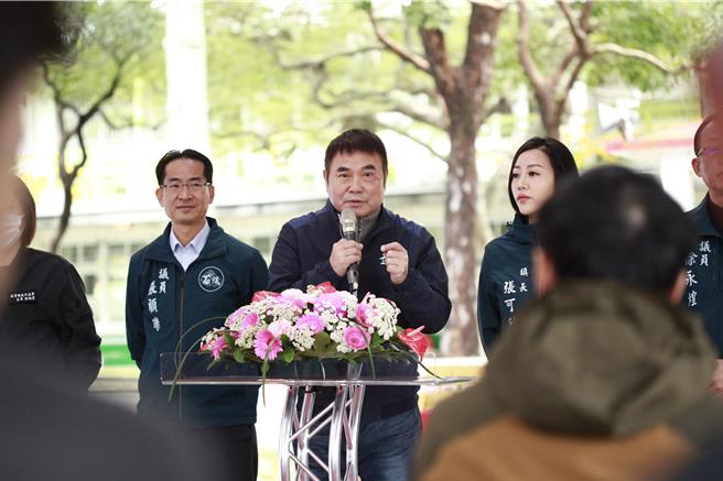 苗栗县长锺东锦(右三)特别感谢立委陈超明、通霄镇公所及民代多年努力，促成工程按期完工。他指出，该路段不仅是三线、海线交通的重要枢纽，也是通往铜锣科学园区、大湖及公馆的主要路线。(吕丽甄摄)