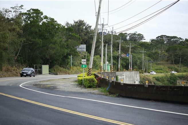 苗栗县政府24日上午于乌眉国中举行「128线通霄路段拓宽工程」完工祈福典礼，该工程拓宽通霄交流道至乌眉国中1.4公里路段，总经费1亿9，091万元，将原8至10公尺的道路扩宽至15公尺。(吕丽甄摄)
