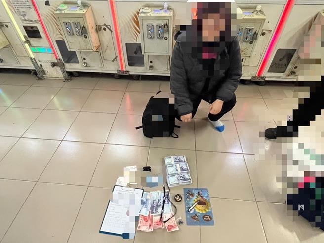 28歲高姓女子陷網路愛情陷阱淪詐騙集團車手，取款時遭警方逮捕。（警方提供／葉靜美彰化傳真）