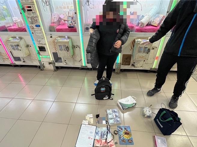 28歲高姓女子陷網路愛情陷阱淪詐騙集團車手，取款時遭警方逮捕。（警方提供／葉靜美彰化傳真）