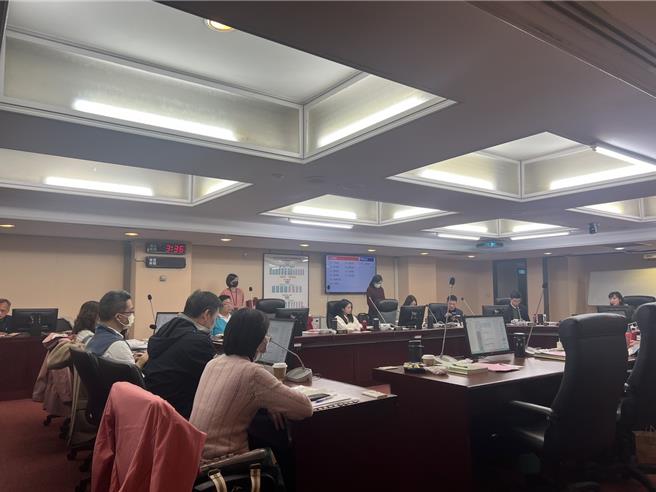 北市都发局长简瑟芳承诺，会在起诉后2周内开会讨论，1个月内决议是否要撤回京华城的20％容积率。（张珈瑄摄）