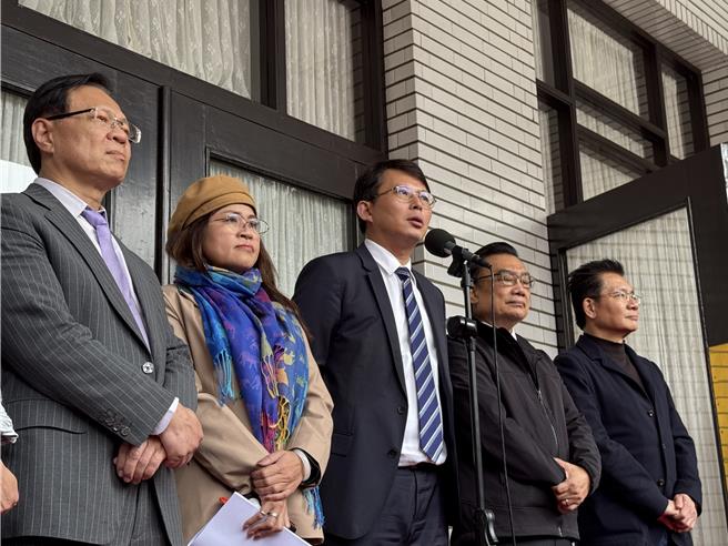 立法院上周五通过《宪诉法》修法，民进党团总召柯建铭今（24）日说，民进党团一定会提出暂时处分、释宪。对此，民眾党团总召黄国昌批，民进党又想要利用绿色大法官组成的宪法法庭，践踏人民意志。（李奇叡摄）