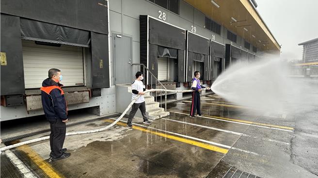 员工使用室外消防栓模拟灭火作业。（翻摄照片／洪靖宜高雄传真）